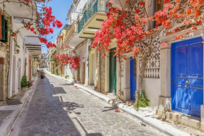 Yunanistan'da kapılarda pet şişe görürseniz şaşırmayın: İşte sebebi