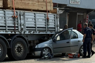 Adana'da otomobil tıra arkadan çarptı: 1 ölü, 1 yaralı