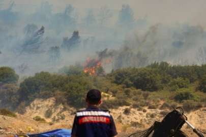 Foça'da ormanlık alanda çıkan yangın kontrol altında