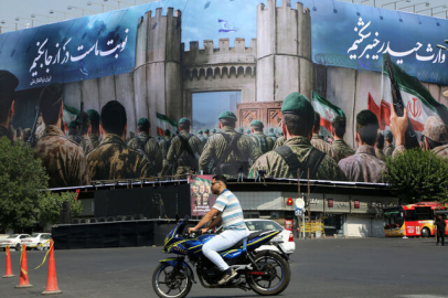 Tahran'da, "İntikam Çağrısı" bulunan dev afişler asıldı