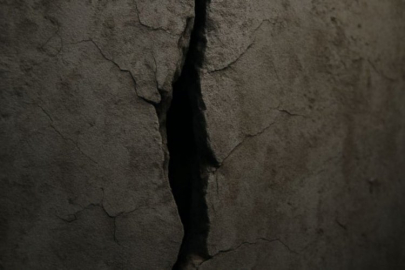 Duvarın arasından yüz milyonlarca TL çıktı!