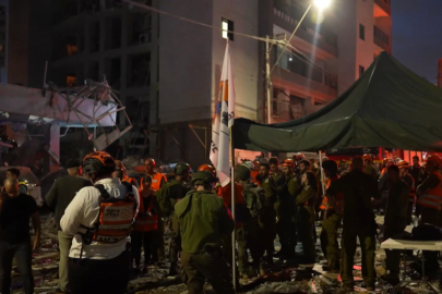 Tel Aviv'de 14 katlı binaya füze isabet etti!