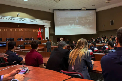 Ekrem İmamoğlu hakim karşısına çıktı: Mahkeme salonundan kareler yayınlandı