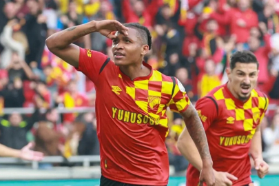 Göztepe'de Novatus Miroshi'ye Alman kancası