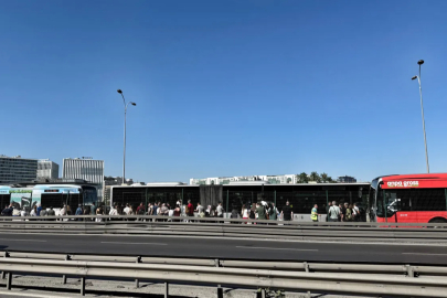 İstanbul Küçükçekmece'de metrobüste yangın paniği