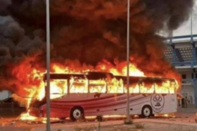 Bu nasıl futbol maçı! Taraftarlar sahaya girdi, hakeme saldırdı... Takım otobüsü kül oldu