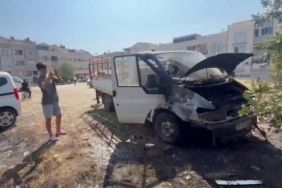 Bursa'da tarlada başlayan yangın, 2 aracı küle çevirdi