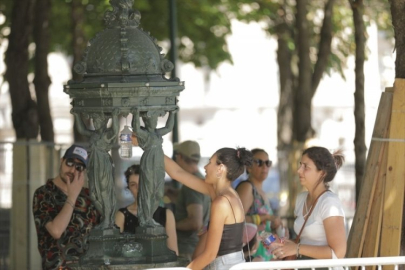 Paris'te sıcaklıklar 35 dereceye ulaştı
