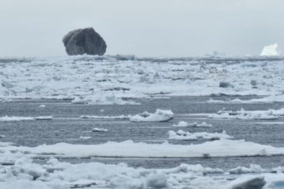 Okyanusta siyah bir buz dağı belirdi ve sıra dışı rengiyle ilgili teoriler çoğalmaya devam ediyor