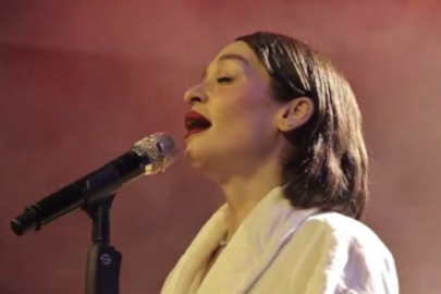 Alya, bornozla sahneye çıktı