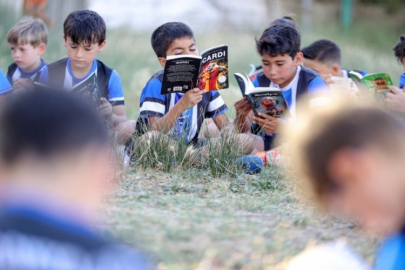 Bursa'da geleceğin futbolcuları kitap okumadan sahaya çıkmıyor