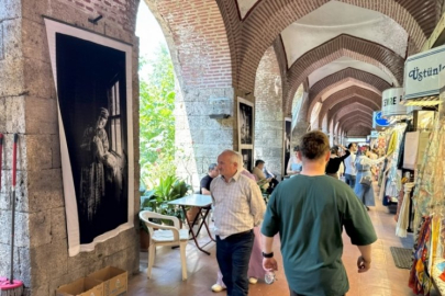 İpekböceğinin hikayesi ipek kumaşa basılan fotoğraflarla Kozahan'da sergileniyor