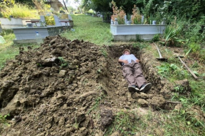 Kendi mezarını kazıp içine yattı! Nedenini duyan hayrete düştü...