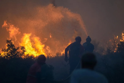 Çeşme'de yangın alarmı: Ekiplerin müdahalesi sürüyor