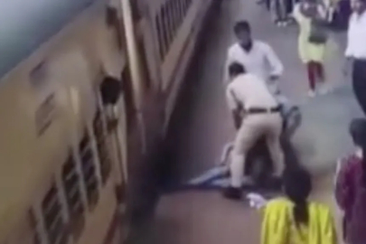 Hindistan'da kadın yolcunun ölümden döndüğü kaza