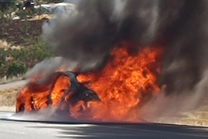 Siirt'te seyir halindeki araç alev aldı