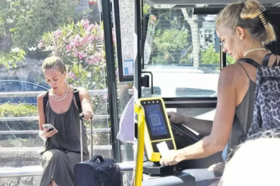 Ünlü oyuncu tatile otobüsle gitti!