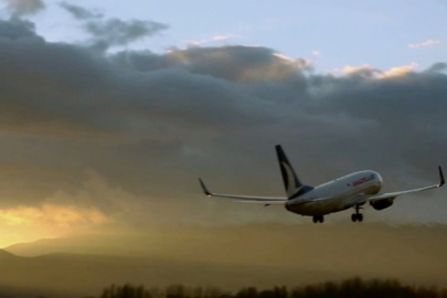 Yolcu uçağına yıldırım isabet etti!