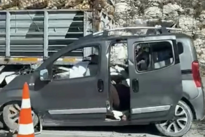 Adana'da otoyolda tıra arkadan çarpan hafif ticari araçtaki 5 kişi öldü