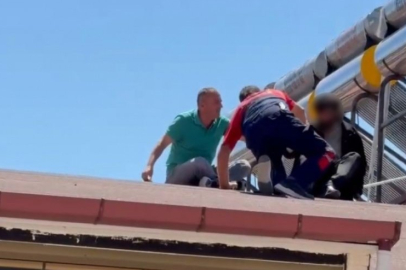 "İntiharkolik Hasan" yine sahnede! 200'den fazla kez çatıya çıktı, para alıp indi