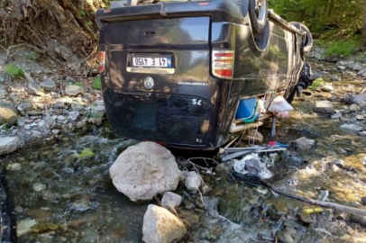 Panelvan araç dereye uçtu: Tatil için Bolu'ya gelen çift ölümden döndü