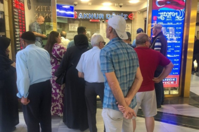 Bursa'da döviz bürolarında hareketlilik! Vatandaşlar uzun sıralar oluşturdu...