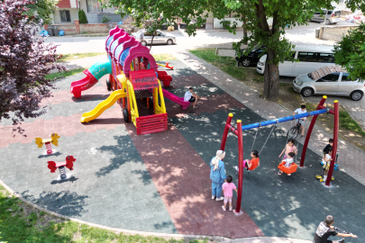 İnegöl’de 7 Mahallede 22 Parkın Zemini Yenileniyor