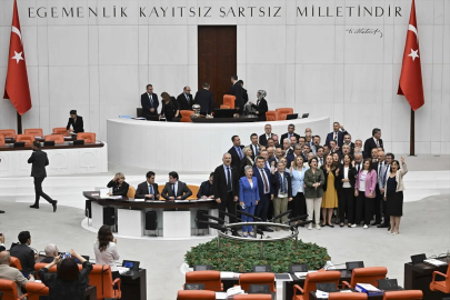 CHP'liler TBMM'de kürsüyü işgal etti