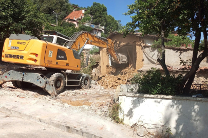 Tehlike saçan metruk binalar yıkıldı