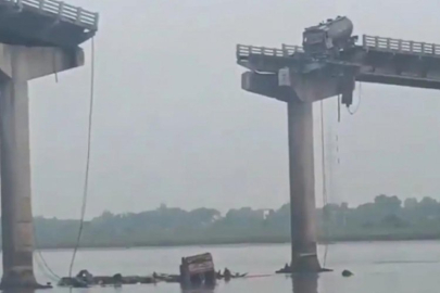 Hindistan'da köprü çöktü