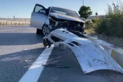 Sivas'ta otomobil bariyerlere çarptı, 2 yaralı