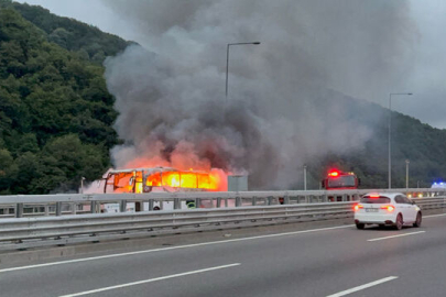Anadolu Otoyolu'nun Düzce kesimindeki otobüs yangını nedeniyle İstanbul istikameti ulaşıma kapandı
