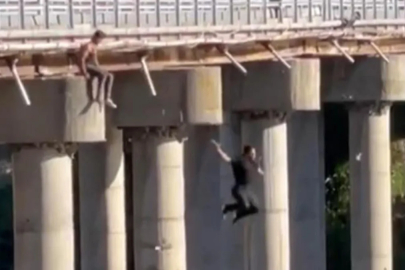 Elazığ'da gençler köprüden nehre atladı