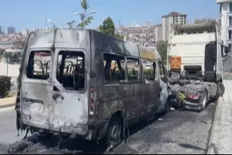 İstanbul'da seyir halindeki servis minibüsü alev alev yandı