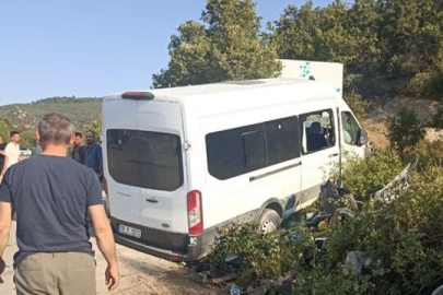 Yolcu minibüsü ile otomobil çarpıştı: 11 yaralı