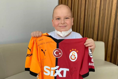 Lösemi Hastası Küçük Barış&#39;a Galatasaraylı Futbolcudan Moral Hediyesi