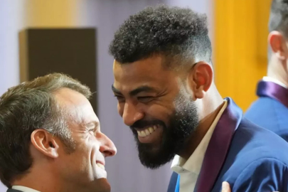 Macron, Fransa Erkek Voleybol Takımı'na Nişan Takdim Etti