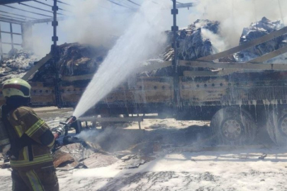 Bursa-Balıkesir yolunda karton yüklü tır alev topuna döndü!