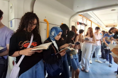Bursa'da liseliler telefonları bırakıp kitap okudu