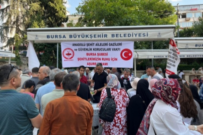 Bursa'da şehitlerin hayrına aşure dağıttılar