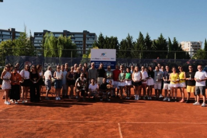 Bursa'da raketler Prof. Dr. Ayhan Kızıl için sallandı, şampiyonlar kupalarını aldı