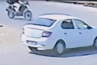 Bursa'da motosiklet ile otomobilin çarpıştığı kaza kamerada