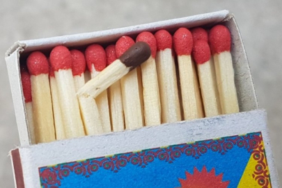 Kötü tuvalet kokusuna son! Kibrit yakın...