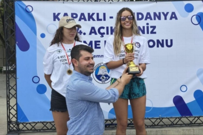 Bursa'da 4. Açık Deniz Yüzme Maratonu tamamlandı! 12 sporcu kıyasıya yarıştı