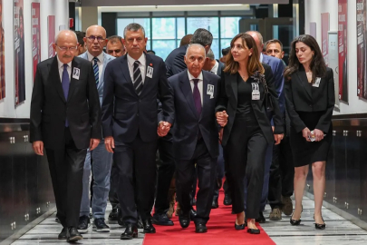 Özgür Özel ile Kılıçdaroğlu, Altan Öymen'in cenazesinde mesafeli durdu