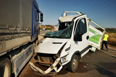 Bursa'da, TIR ve kamyonet çarpıştı