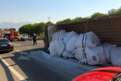 Bursa'da plastik hammadde yüklü kamyon devrildi