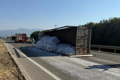 Bursa'da tır devrildi! Yola saçıldı...