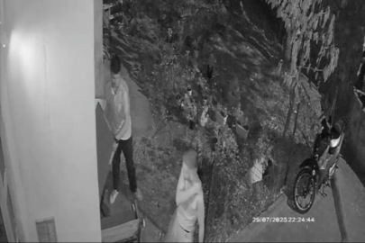 Bursa'da evin bahçesine giren iki kişi masayı alarak kayıplara karıştı! O anlar güvenlik kamerasında...