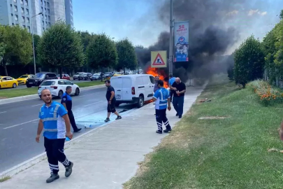 Bakırköy'de Seyir Halindeki Araç Alev Alev Yandı